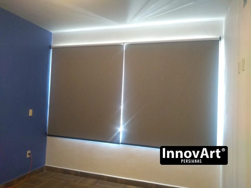 Persiana Blackout en oficina con acabado profesional