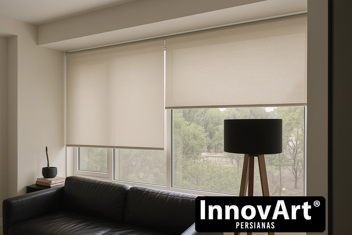 Persianas Enrollables Filtro Ligero instaladas en ventana moderna
