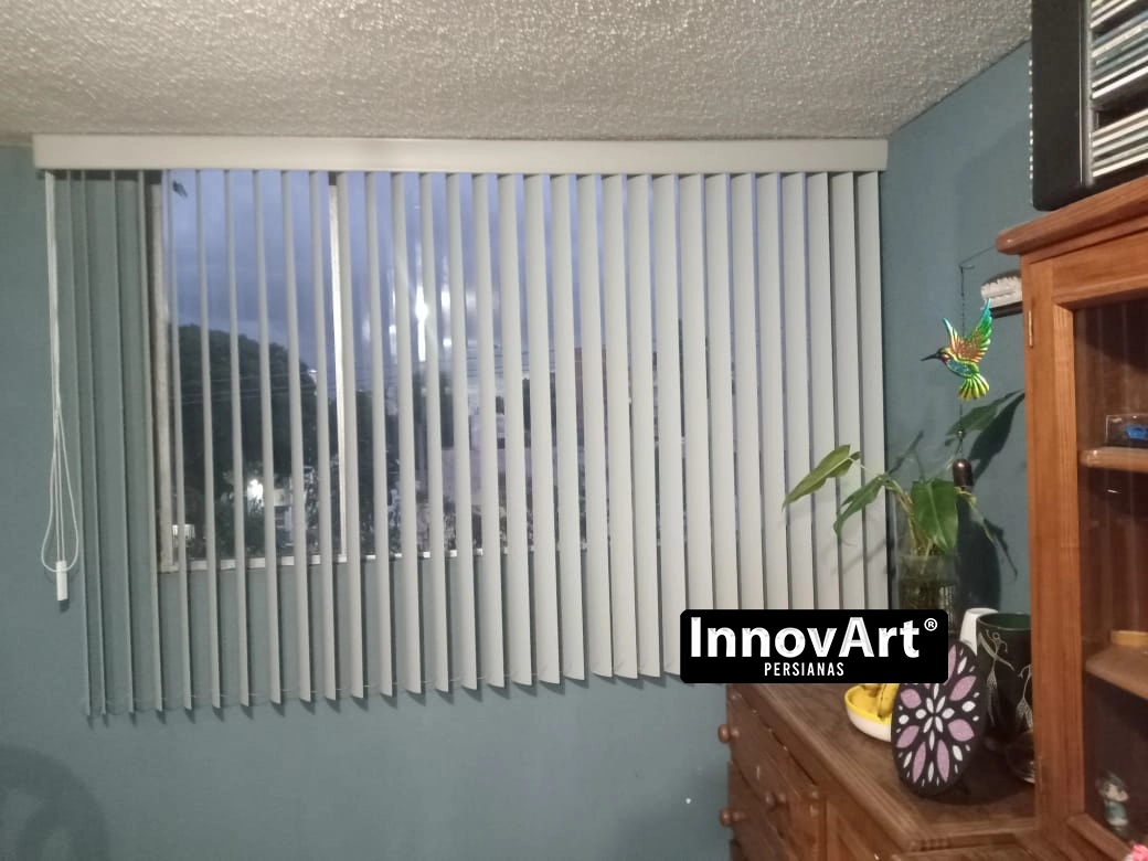 Persianas Verticales en ventanal grande con PVC