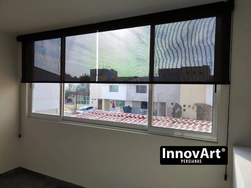 Persiana Screen en oficina con protección solar avanzada