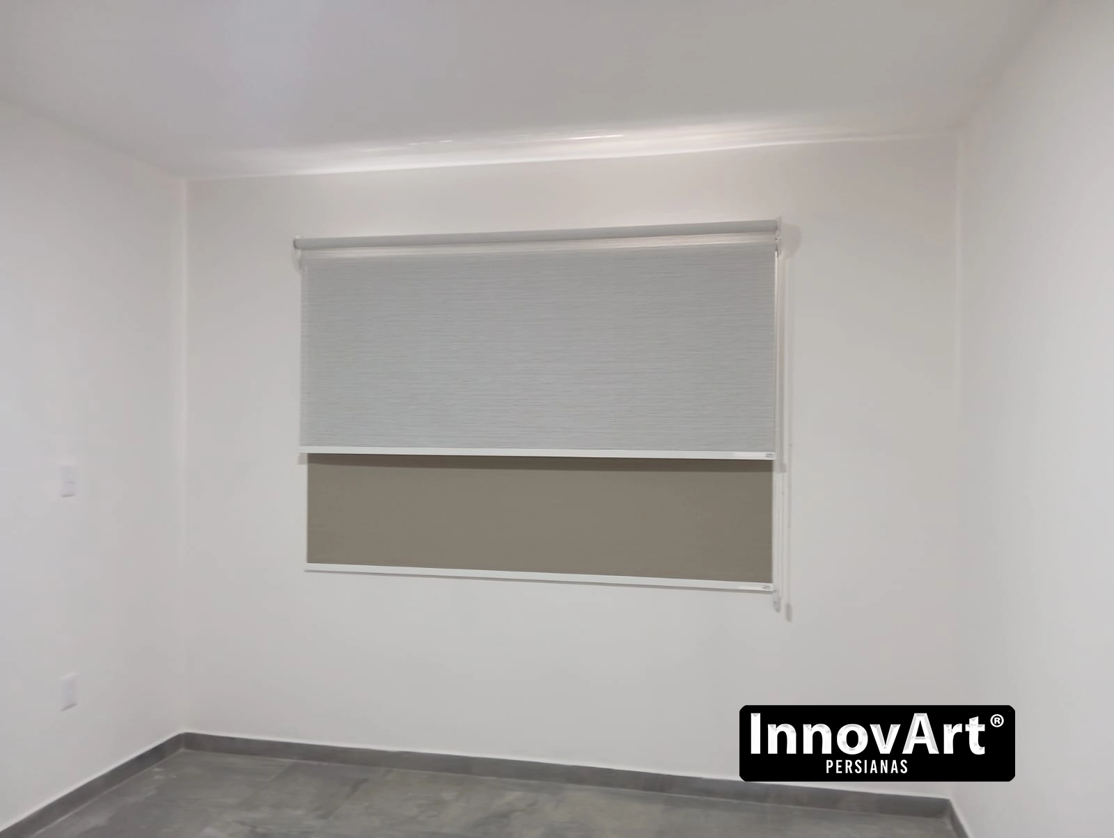 Persianas Enrollables Sistema Día y Noche Doble Tela instaladas en ventana moderna