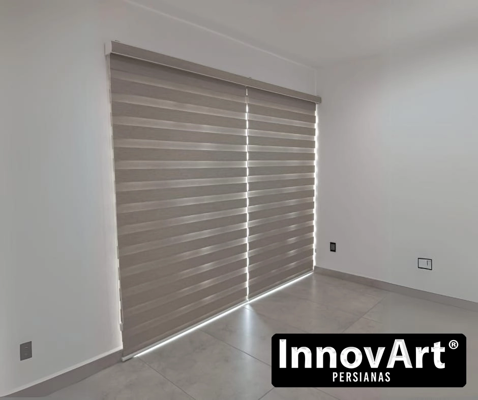 Persianas Sheer Elegance instaladas en ventana moderna
